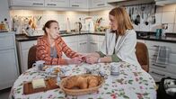 Die Eifelpraxis – Alltag der Versorgungsassistentin: Vicky (Jessica Ginkel, re.) macht einen Hausbesuch bei Frau Bernhard (Eva-Maria Kurz).