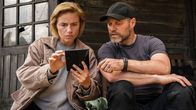 Oxen – Margrethe (Josephine Park) und Niels (Jacob Lohmann) schauen sich Videos von der Jagdgesellschaft auf Schloss Nřrlund an.