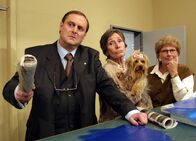 Bürgerbüro – V.l.: Christoph Sommer als Dr. Wilhelm Wehrli, Trudi Roth als Adele Wehrli mit Fleurettli und Sibylle Courvoisier als Helen Bütikofer.