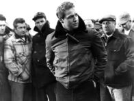 Die Faust im Nacken – Während die anderen Hafenarbeiter wehrlos alle Schikanen akzeptieren, stellt sich Terry Malloy (Marlon Brando) als einziger gegen die Ausbeutung.