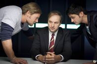 Der letzte Bulle – Hat Stefan Gorman (Stephan Grossmann, M.) Silke Hansen getötet, weil er der Vater ihres Sohnes ist? Mick (Henning Baum, l.) und Andreas (Maximilian Grill, r.) ermitteln weiter ...; Hat Stefan Gorman (Stephan Grossmann, M.) Silke Hansen getötet, weil er der Vater ihres Sohnes ist? Mick (Henning Baum, l.) und Andreas (Maximilian Grill, r.) ermitteln weiter ...
