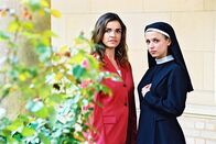 Edel & Starck – Sandra (Rebecca Immanuel, l.) erfährt von Schwester Klara (Julia Brendler, r.) die Geschichte vom Rosenbusch und von demjenigen, der ihn gepflanzt hat ...