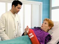 In aller Freundschaft – MDR Fernsehen IN ALLER FREUNDSCHAFT FOLGE 252, "Nur über meine Leiche" Uhr. Ex-Opernsängerin Paula Hart (Renate Schroeter) ist bei ihrem Umzug in eine Senioren - WG gestürzt und hat sich eine Beckenfraktur zugezogen. Philipp Brentano (Thomas Koch), Paula Hart (Renate Schroeter)