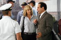 Monk – Lt. Albright (Casper Van Dien, li.), ein alter Bekannter von Nathalie (Traylor Howard), ist fest davon überzeugt, dass sein Freund ermordet wurde und bittet Mr. Monk (Tony Shalhoub), sich den vermeintlichen Tatort, ein U-Boot, einmal anzusehen. Monk betritt das Schiff allerdings nur mit Widerwillen.