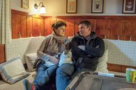 Der Bergdoktor – Der nachdenkliche Martin (Hans Sigl, r.) sucht das Gespräch mit seiner Mutter Lisbeth (Monika Baumgartner, l.).