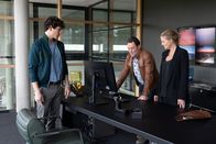 Die Chefin – Am Tatort stoßen die Ermittelnden Korbinian Kirchner (Jonathan Hutter, l.), Paul Böhmer (Jürgen Tonkel, m.) und Vera Lanz (Katharina Böhm) auf die letzte Internetrecherche des Mordopfers. Was hat es mit der Plattform "Open Truth" auf sich?