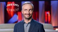 Lass dich überwachen! – Jan Böhmermann im Studio von "Lass dich überwachen!".