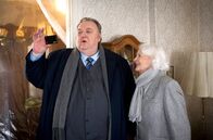 Der Dicke – Die Wohnung der 82-jährigen Doris Schümer (Elisabeth Wiedemann, r.) wird saniert und ist praktisch unbewohnbar für die alte Dame. Gregor Ehrenberg (Dieter Pfaff, l.) fotografiert die untragbaren Zustände.