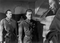 Wege zum Ruhm – Voller Verachtung beurteilt Colonel Dax (Kirk Douglas, Mi.) das feige Verhalten von Leutnant Roget (Wayne Morris, re.).