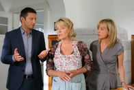 Die Rosenheim-Cops – Marianne Barisch (Susanne Czepl, M.) gerät bei Kommissar Hansen (Igor Jeftic, l.) und Kommissarin Danner (Katharina Abt, r.) unter Verdacht, aus Eifersucht ihren Verlobten erschlagen zu haben.