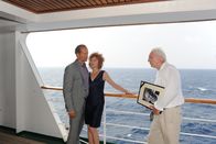 Das Traumschiff – Simone (Heike Trinker) und Thomas (Jochen Horst, l.) sind geschockt, als plötzlich der tot geglaubte Martin (Günther Maria Halmer, r.) vor ihnen steht.