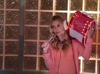 Scream Queens – Chanel #3 (Billie Lourd), Brock und Cassidy erkennen, dass ihr neuster Fall sie plötzlich mehr beeinflusst, als sie je gedacht hätten ...