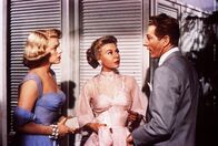 Weiße Weihnachten – Phil Davis (Danny Kaye, r.) bittet die Schwestern Betty (Rosemary Clooney, l.) und Judy Haynes (Vera Ellen, M.) um Hilfe.