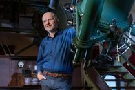 Faszination Universum – Karl Schwarzschild war Astronom und Direktor des Astrophysikalischen Observatoriums in Potsdam – der Ort, an dem Harald Lesch heute "Terra X - Faszination Universum" präsentiert. Inspiriert wurde Schwarzschild von Albert Einstein, dessen Erkenntnisse er weiterdachte. Seine Folgerung, die den Weg zum Schwarzen Loch weist, hat Generationen nach ihm fasziniert.