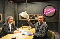 Chez Krömer – „Chez Krömer“ öffnet auch 2022 seine Tür zum Verhörraum. Der scheint gemütlicher, als er ist. Im abgewetzten Amtsstuben-Flair ist Kurt Krömer Gastgeber und Unruhefaktor zugleich. Ob absurd-naive Fragen, böser Witz oder präziser Konter: Der Gast im Verhörraum ist dem unberechenbaren Krömer ausgeliefert. - Deniz Yücel zu Gast bei Kurt Krömer.