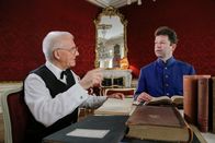Heimatleuchten – Leopold Altenburg drückt die Schulbank wie der Kaiser in ServusTV's "Heimatleuchten - Der letzte grosse Kaiser - kein Schmarrn" in Oesterreich.