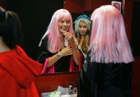 Emm@s Ch@troom – Ally (Marny Kennedy) prüft skeptisch Emmas (Sophie Karbjinski) Vampirkostüm an Halloween.