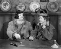 Dick und Doof werden Papa – Ollie (Oliver Hardy, l.); Stan (Stan Laurel, r.)