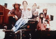 Unsere kleine Farm – (v.l.n.r.) Charles (Michael Landon) und Caroline Ingalls (Karen Grassle) lieben das Leben mit ihren Kindern Mary (Melissa Sue Anderson), Carrie (Lindsay Sidney Greenbush) und Laura (Melissa Gilbert).