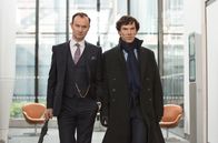 Sherlock – Eine Videobotschaft lässt Meisterdetektiv Sherlock am Tod seines Rivalen Moriarty zweifeln: Hat Moriarty diese vorher aufgezeichnet - oder tatsächlich auf mysteriöse Weise überlebt? Nun sehnt Sherlock ungeduldig den nächsten Schachzug des raffinierten Verbrechers herbei. Leider lässt dieser auf sich warten. - Mycroft Holmes (Mark Gatiss) und sein Bruder Sherlock Holmes (Benedict Cumberbatch).