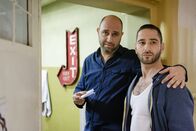 Im Knast – Erdem (Denis Moschitto, l.) mit dem Ex-Wahlkampfmanager Somuncu (Serdar Somuncu, r.).
