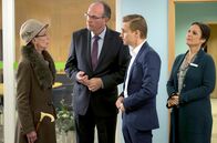 Stenzels Bescherung – Ihre Einlagen sind sicher: Stenzel (Herbert Knaup, 2. v. li.) verbürgt sich bei Frau Zichmund (Karin Gregorek, li.). Tutz (Constantin von Jascheroff) und Dorothea (Sanne Schnapp) hören zu.