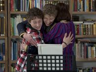 Schloss Einstein – Tamas (Lennart König, li.) kann seine Freude mit Sŕndor (Edzard Ehrle, Mi.) und Coco (Luisa Liebtrau, re.) teilen.