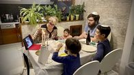 Heute im Osten - Die Reportage – Jullie (39) und Sergio (35) mit ihren Kindern beim Shabbat-Mahl. Die Familie ist aus Brasilien nach Krakau ausgewandert.