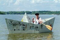 Löwenzahn Classics – Peter (Peter Lustig) nimmt mit seinem Papierboot "Santa Maria" an der Bärstädter Papierbootregatta teil.