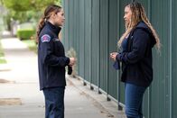 Station 19 – Station 19 Staffel 4 Folge 12 Gespräch an der frischen Luft: Jaina Lee Ortiz als Andy Herrara, Tracie Thoms als Dr. Diane Lewis Copyright: SRF/ABC Studios