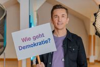 PUR+ – Moderator Eric Mayer will's wissen und macht ein Sozialexperiment an einer Frankfurter Schule - denn Meinungsvielfalt gibt es in Schule und Gesellschaft.