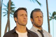 Hawaii Five-0 – Kämpfen gegen das organisierte Verbrechen auf den sonnenverwöhnten Stränden von Hawaii: Steve McGarrett (Alex O'Loughlin, l.) und Danny Williams (Scott Caan, r.) ...