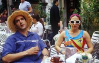 Sechserpack – Auch unter der Sonne Italiens ist kein Pärchen vor den Missverständnissen des Alltags sicher. Aber wenigstens ist das Wetter besser als zu Hause! (Thomas M. Held, l. und Shirin Soraya r.)