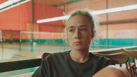 Everyone But Us – Beim Badmintonspielen kommt Hilma (Alba August) ins Grübeln.