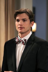 Two and a Half Men – Freut sich auf einen romantischen Valentinstag mit Zoey: Walden (Ashton Kutcher) ...