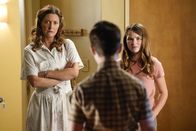 Young Sheldon – Mary Cooper (Zoe Perry, l.); Missy Cooper (Raegan Revord, r.)