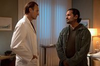 In aller Freundschaft – Martin Stein (Bernhard Bettermann, li.) bittet Yaris Sujan (Richard Manualpillai, re.) alles so schnell und unkompliziert wie möglich zu erledigen.