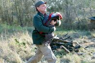 Die Zeit der Kraniche – Lutz (Bernhard Schir) hat mit seiner Tochter Lea ein Baby im Wald gefunden.