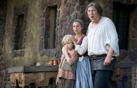 Jorinde und Joringel – Auch Jorindes Familie wird vom Ritter und der Zauberin bedroht (von links: Mika Seidel, Naomi Krauss, Veit Stübner).