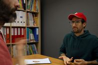 Signes – Signes Flucht und Integration Abdelkarim Tijani ist bei der Organisation DIMA dabei, zu lernen. Copyright: SRF/RTS