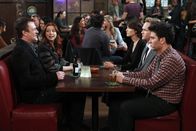 How I Met Your Mother – Nach Tagen und Wochen der Vorbereitung ist nun der Tag gekommen, an dem Marshall (Jason Segel, l.) und Lily (Alyson Hannigan, 2.v.l.) nach Long Island ziehen. Sie verabschieden sich von Ted (Josh Radnor, r.), Barney (Neil Patrick Harris, 2.v.r.) und Robin (Cobie Smulders, M.) in ihrer Stammkneipe mit der Aussage, dass ihr neues Zuhause nur eine 46-minütige Zugfahrt entfernt ist ...