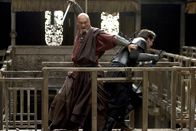 Batman Begins – Noch ahnt Bruce (Christian Bale, r.) nicht, dass sein Mentor Ra's al Ghul (Ken Watanabe, l.) nicht derjenige ist, für den er sich ausgibt ...