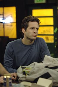 It's Always Sunny in Philadelphia – Dennis (Glenn Howerton) ist wie immer Feuer und Flamme, als er von den Testspielen der Philadelphia Eagles erfährt und will um jeden Preis dabei sein ...