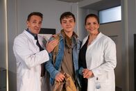Der Bergdoktor – Dr. Vera Fendrich (Rebecca Immanuel, r.) und Dr. Alexander Kahnweiler (Mark Keller, l.) sind glücklich: Ihr Sohn Jens Torben (Luis Immanuel Rost) ist aus Afrika zurück nach Ellmau gekommen.