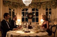 Velvet – Lucas ist von Clara genauso hingerissen wie sein Bruder Mateo (von li nach re: Daniel Guzmán, Javier Rey, Marta Hazas).
