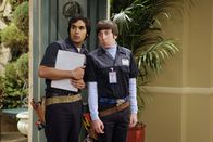The Big Bang Theory – Versuchen mit allen Mitteln, das Haus der "America's Next Top Model" ausfindig zu machen: Rajesh (Kunal Nayyar, l.) und Howard (Simon Helberg, r.) ...