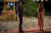 Praxis mit Meerblick – Richard (Stephan Kampwirth) macht Joanna (Anja Antonowicz) einen Heiratsantrag.
