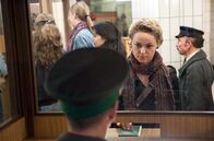 Weissensee – Katja (Lisa Wagner, 2.v.r.) bei der Wiedereinreise am Grenzübergang.