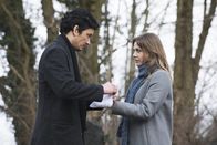 Das Nebelhaus – Bei Überlebenden und Hinterbliebenen des Mordes hat Doro (Felicitas Woll, r.) wenig Erfolg - keiner möchte mit ihr über das Geschehene sprechen. Yim Nan (Hyun Wanner, l.), ein ehemaliger Nachbar des Nebelhauses, sichert Doro nach einigem Zögern seine Unterstützung zu. Ist er ein wichtiger Zeuge der Mordnacht?