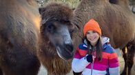 Anna und die Haustiere – Als Zootierpfleger darf man auch mal die ein oder andere Kuscheleinheit mit seinen Schützlingen einlegen. Die Trampeltiere sind sehr neugierig und verschmust.